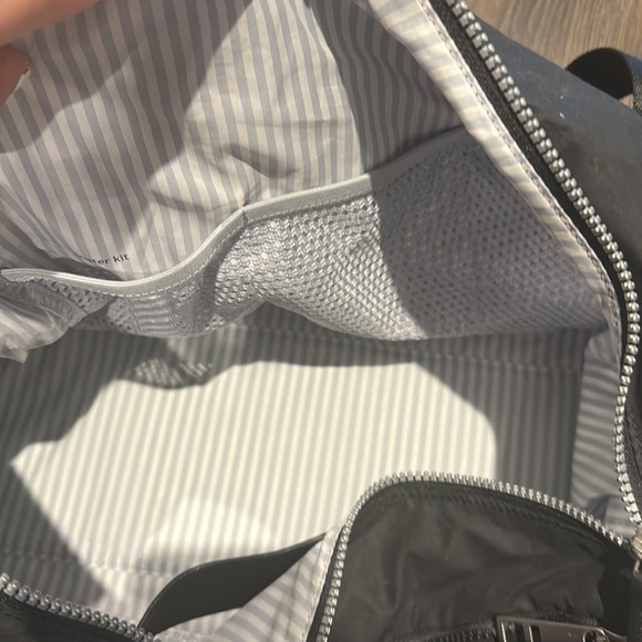 Lululemon Black Duffle Gym Bag - Crossbody Approx 30L - In Very Good Condition - Picture 7 of 10